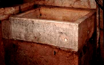 Piedra con inscripci&oacute;n CAESAR AVGV